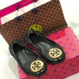 Tory Burch reva flat black and gold